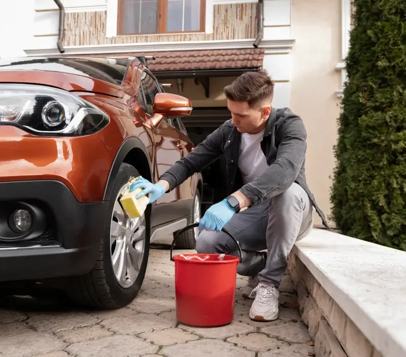 Lavage auto à domicile Saint-Jean-Lespinasse : professionnel intervenant sur un véhicule